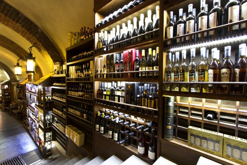 bar-CARQUEIRANNE-min_world_street_travel_shop_canon_georgia_wine_bottles-429767